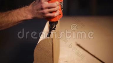 Joiner用胶水润滑一个木制的细节，他在一家商店工作